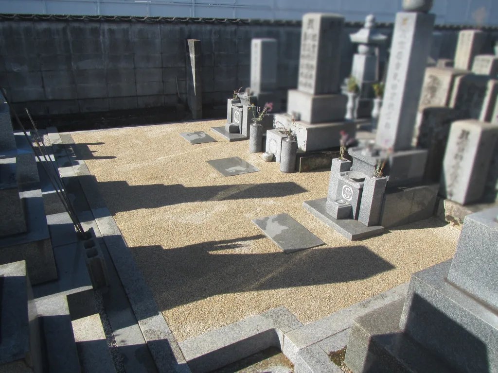 倉敷市西阿知町 医王寺境内墓地の防草マサ施工完成|小山石材