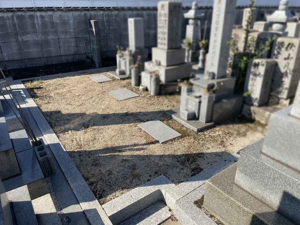 倉敷市西阿知町 医王寺境内墓地の防草施工前の様子|小山石材