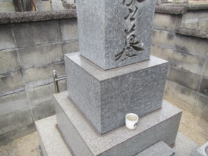 倉敷市玉島地内墓地　墓石クリーニング施工前（水垢・汚れ）