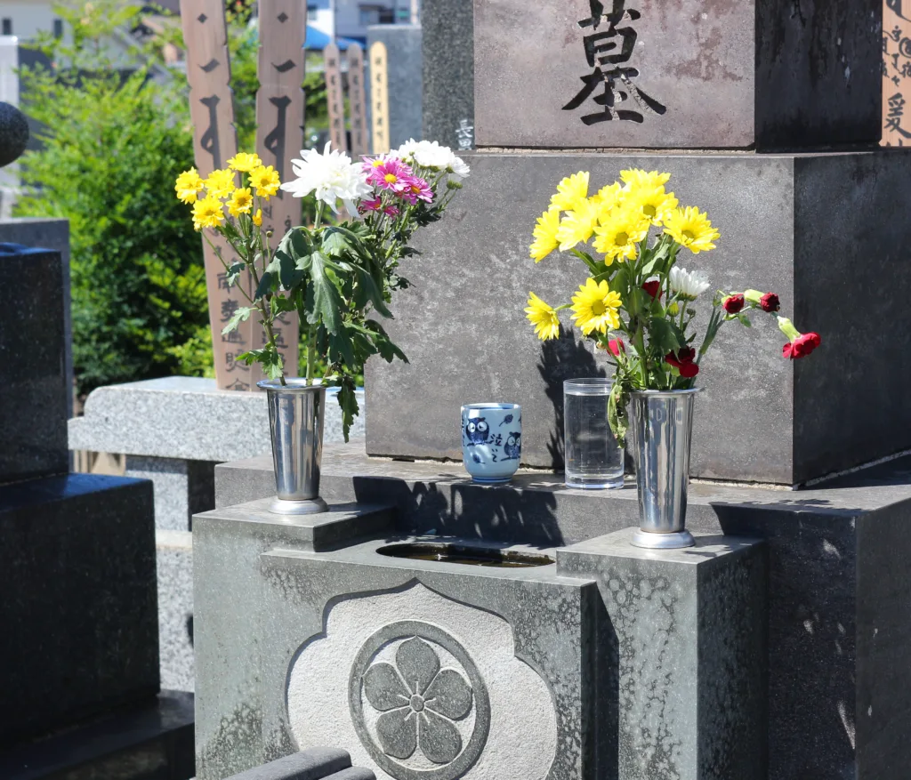 墓石の黒ずみ掃除に洗剤は必要？プロに聞いた正しいお手入れ方法